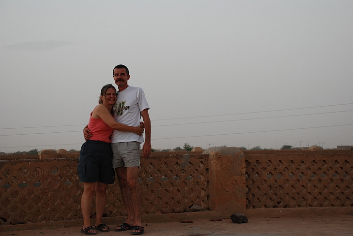 Thomas und Isabella gl&uuml;cklich auf der Hoteldachterrasse in Tombouctou