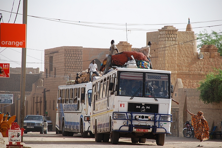 Busse nach Bamako in Tombouctou, die M&auml;nner auf dem Dach m&uuml;ssen schauen, dass die Kabel nicht heruntergerissen werden