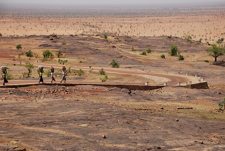4 Frauen aus Djiguibombo unterwegs zum Markt von Kani-Kombol&eacute; am Fuss der Falaise de Bandiagara