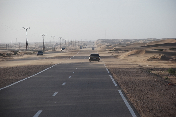 W&uuml;sten-Autobahn zwischen La&acirc;youne und Foum el Oued