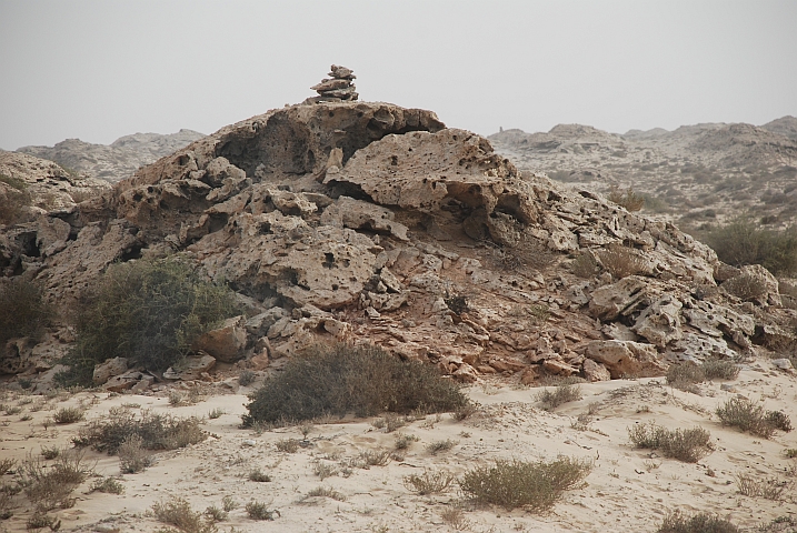 &ldquo;Explodierte&ldquo; Felsen in der Westsahara kurz vor Guerguarat