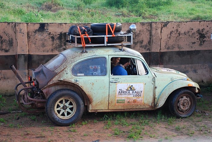 Modifizierter VW-K&auml;fer der Schrott-Rally London-Douala