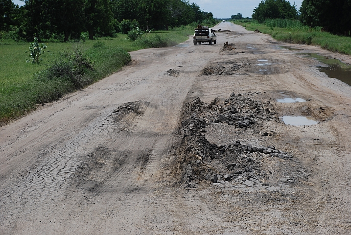 &ldquo;Teerstrasse&ldquo; an die Grenze zu Kamerun nach Bama