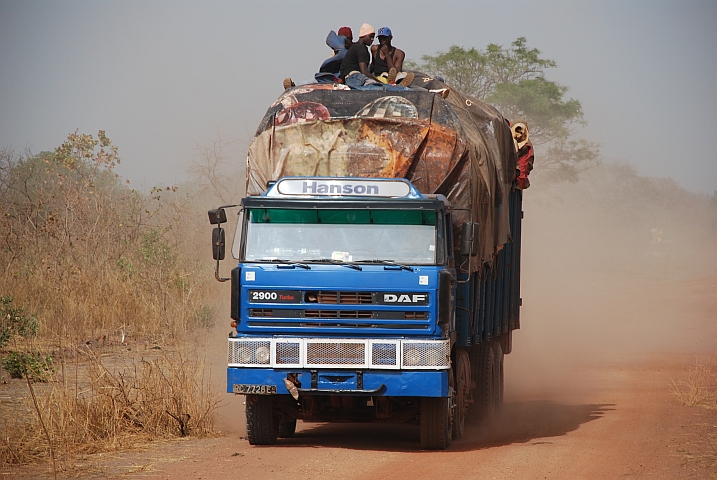 Guineischer Lastwagen bringt G&uuml;ter in den Senegal