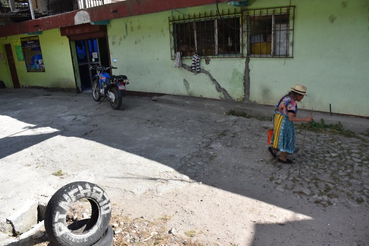 Alte Frau in ihrer Tracht unterwegs in einem Ort zwischen San Pedro Sacat&eacute;pequez und San Antonio Sacat&eacute;pequez