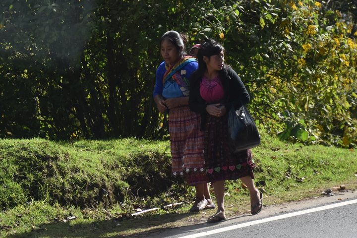 Indiofrauen unterwegs in der N&auml;he von Quetzaltenango