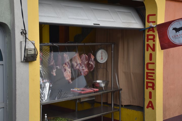 Das Fleisch in dieser kleinen Metzgerei ist immerhin sch&ouml;n mit Plastikfolie gesch&uuml;tzt