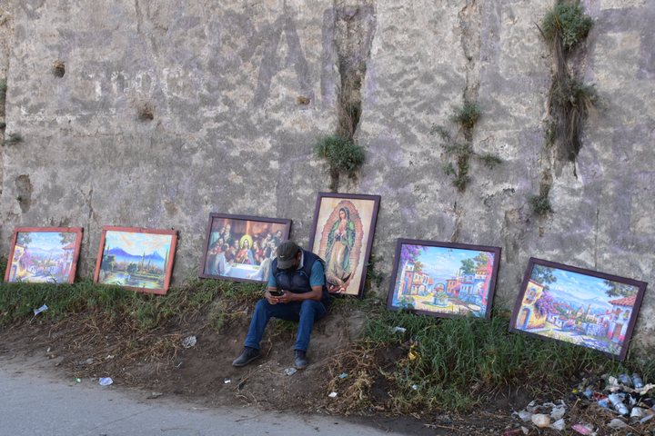 Bilderverkauf am Strassenrand bei Quatro Caminos in der N&auml;he von Quetzaltenango