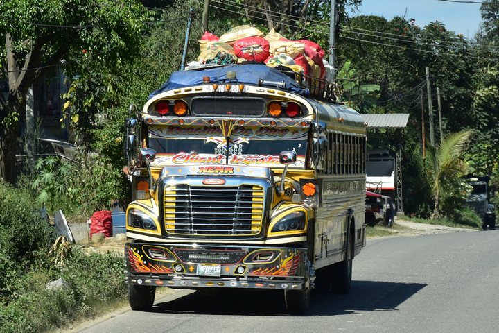 Noch ein &rsquo;Chicken Bus&rsquo; unterwegs in Tal des Rio Selegu&aacute;