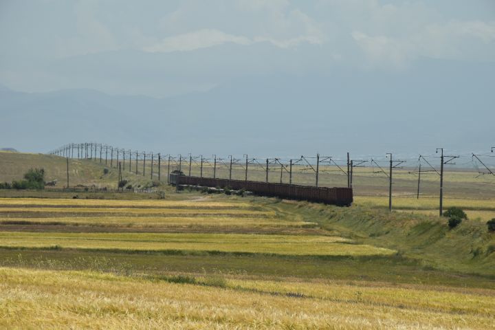 G&uuml;terzug bei Geghamasar auf dem Weg nach Vardenis