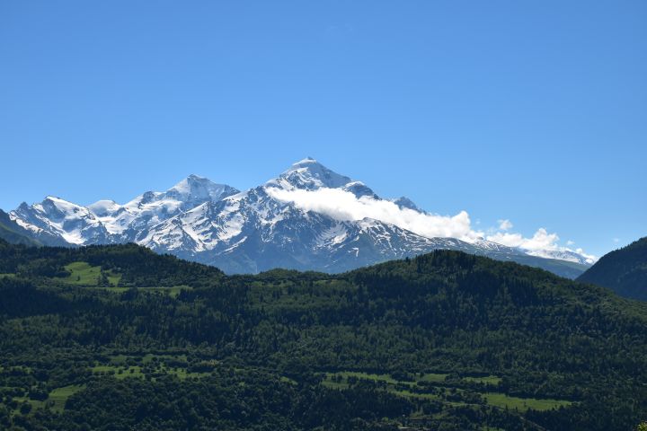 Der 4&rsquo;858m hohe Tetnuldi, dahinter der mit 5&rsquo;068m h&ouml;chste Berg von Georgien, der Shkhara