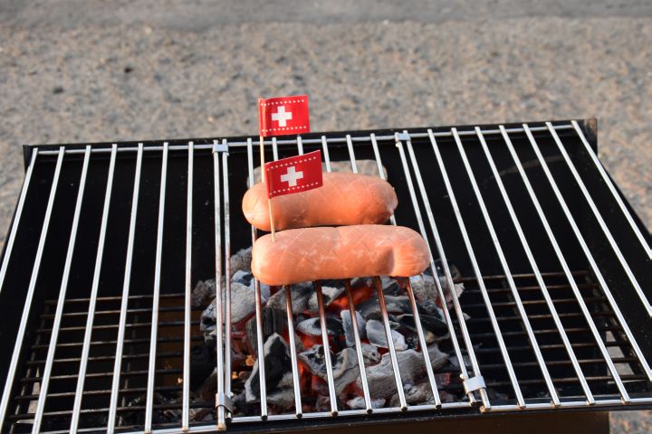 Cervelats mit Schweizer F&auml;hnchen auf dem Grill