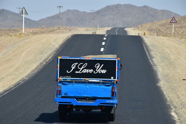 Auto mit falsch geschriebener Aufschrift &ldquo;I lave you&ldquo;