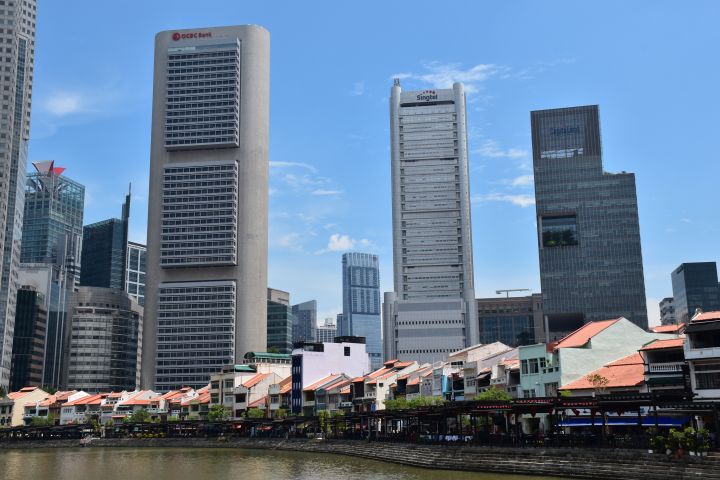 Alte H&auml;user am Singapore River vor modernen Wolkenkratzern