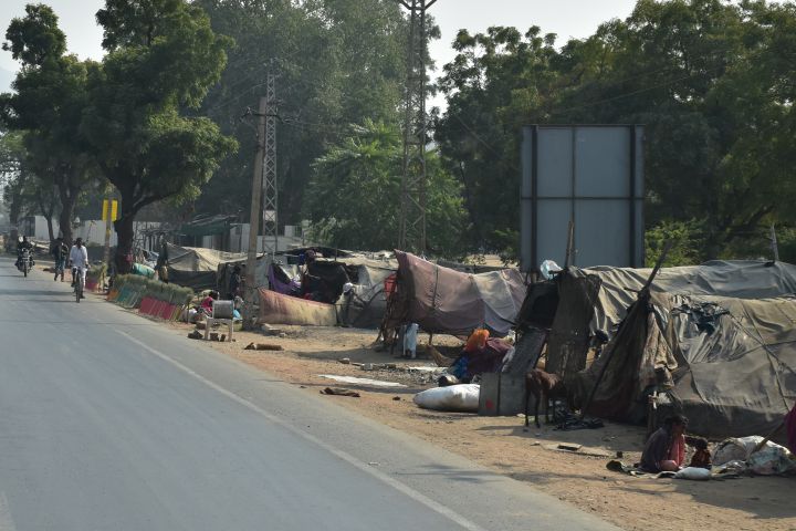 Zelth&uuml;tten entlang Ajmers Ausfallstrasse