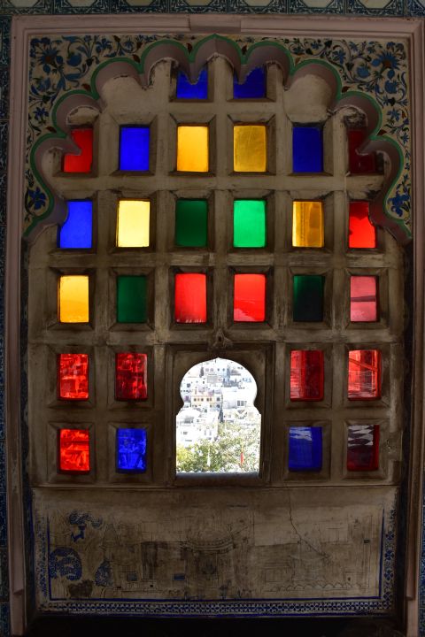 Fenster mit kleinen, farbigen Scheiben im Stadtpalast von Udaipur