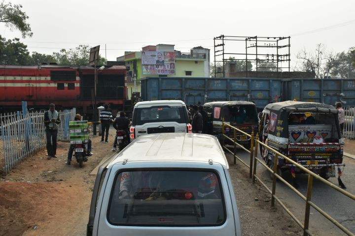 Tuctuc dr&auml;ngeln auf der Gegenfahrbahn vor der Barriere in Orchha