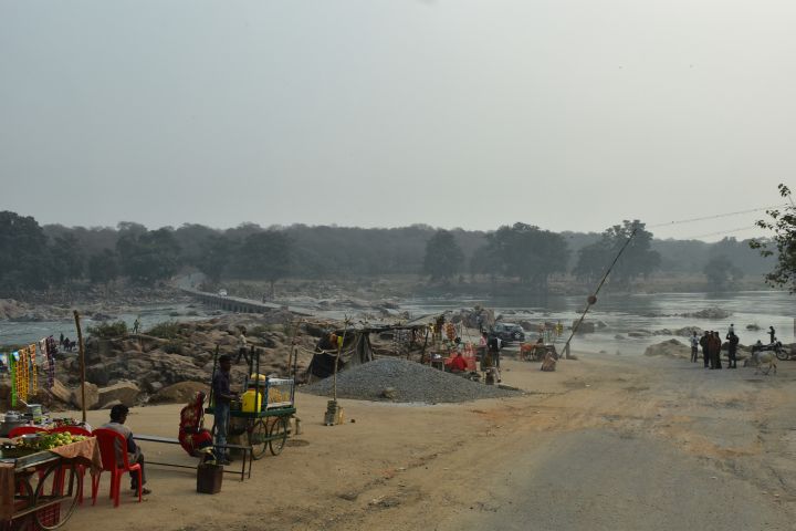 Br&uuml;ckenfurt &uuml;ber den Betwa Fluss in Orchha