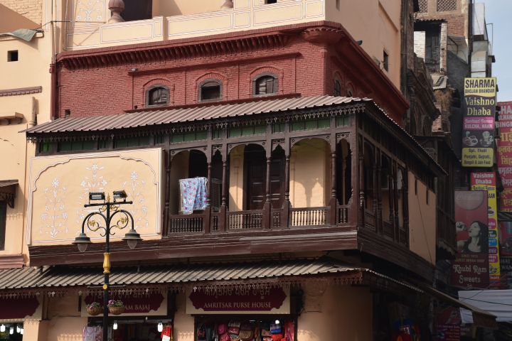 Sch&ouml;n restauriertes Geb&auml;ude in der N&auml;he des Goldenen Tempels in Amritsar