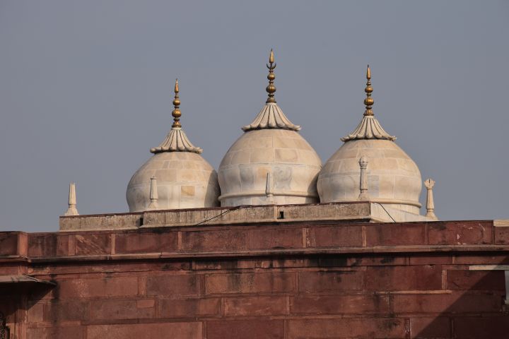 Drei weisse Zwiebelt&uuml;rme im Agra Fort