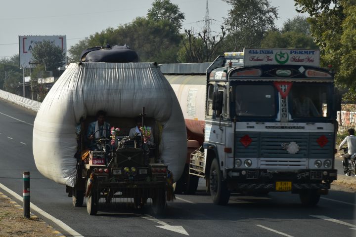 Seltsamer Transporter auf der &Uuml;berholspur