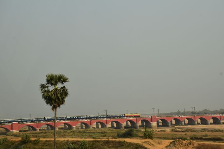 Zug auf der Br&uuml;cke &uuml;ber den Ajay bei Bolpur