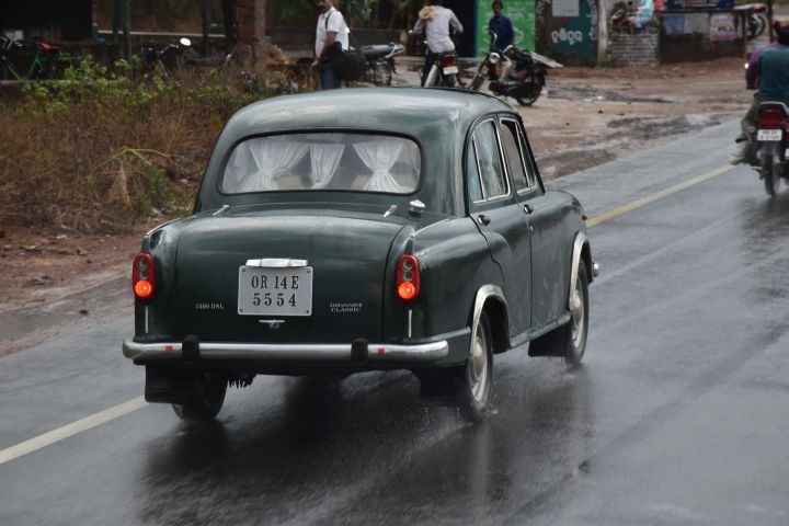 Hindustan Ambassador mit Vorh&auml;ngen