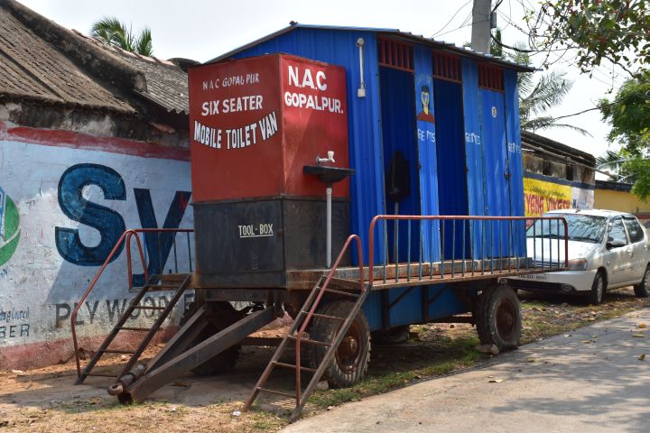 Mobile Toilette auf R&auml;dern in Gopalpur