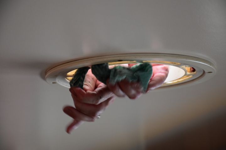 Den Deckenventilator kann man auch vom Dach her putzen