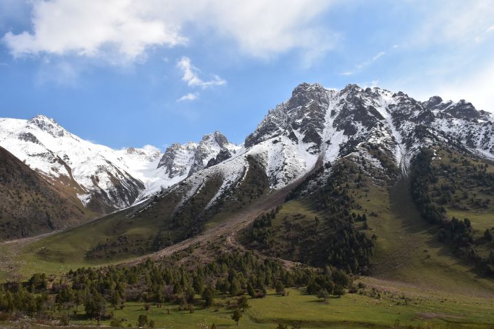 Frisch verschneite Berge im Chychkan Tal s&uuml;dlich des Ala-Bel Passes