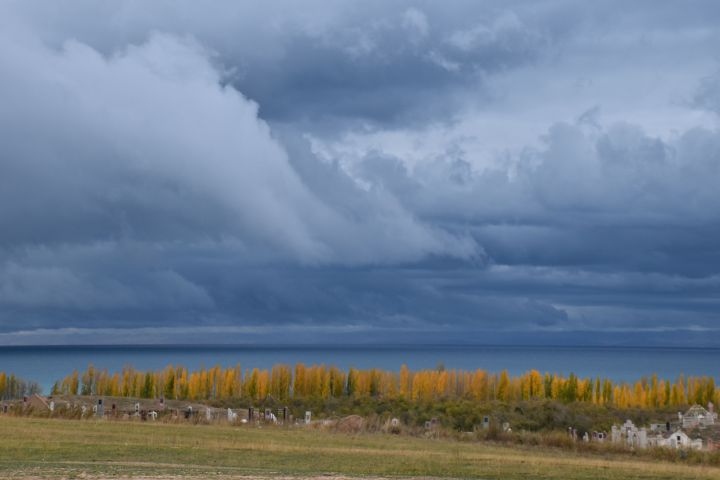 Dramatische Wetterstimmung am Issyk-K&ouml;l in der N&auml;he von Cholpon-Ata