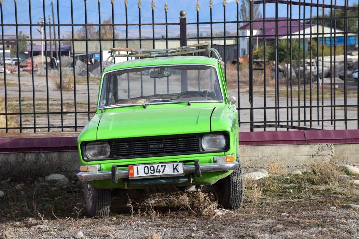 Der Besitzer dieses Moskwitsch legt der Farbe nach zu beurteilen keinen Wert auf einen Wiederverkauf