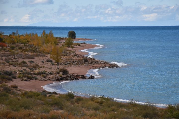 Ufer des Issyk-K&ouml;l mit kleinen Buchten