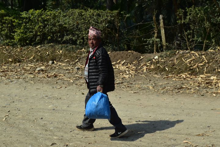 Nepalese zu Fuss Unterwegs