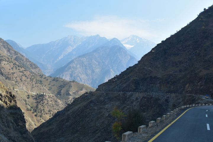 Blick aus einem Indus Seitental auf einen namenlosen 5&rsquo;000er in Kohistan