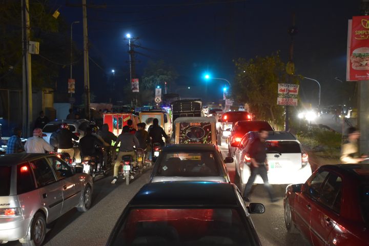Abends unterwegs in Lahore&rsquo;s Verkehr