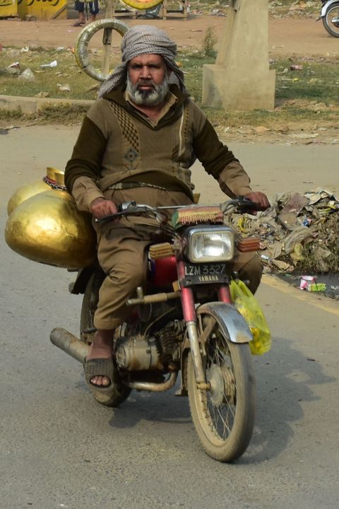 Fliegender H&auml;ndler auf einem Motorrad in der Umgebung von Lahore