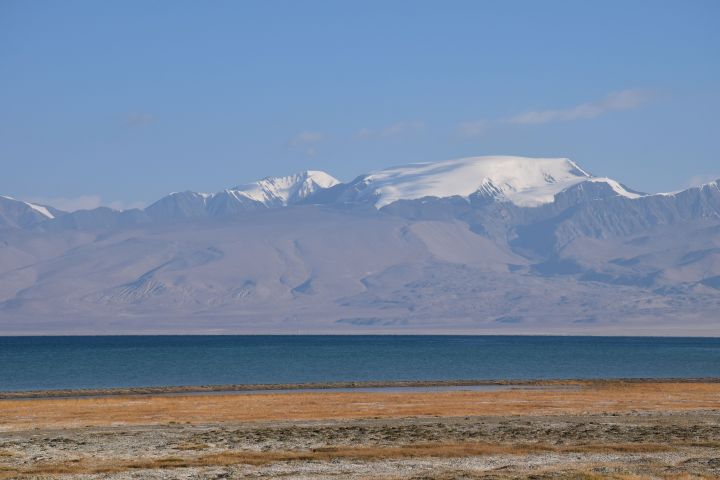 Unsere Aussicht &uuml;ber den See hinweg auf den imposanten 5&rsquo;811m hohen Kon Chukurbaschi