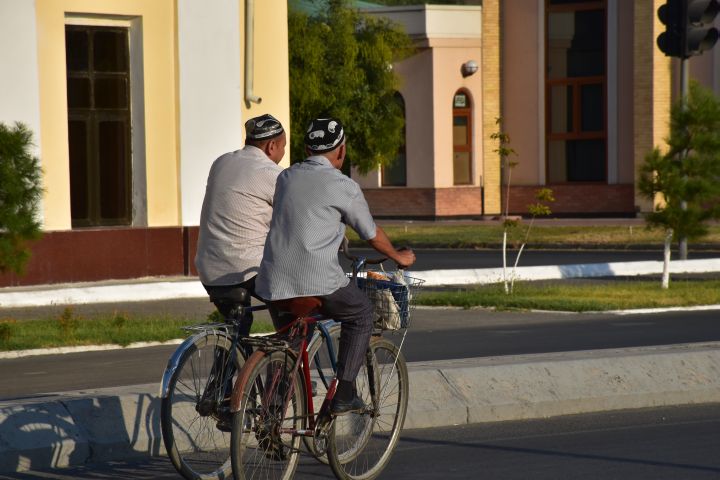 Zwei &auml;ltere Herren unterwegs mit dem Velo in Kokand