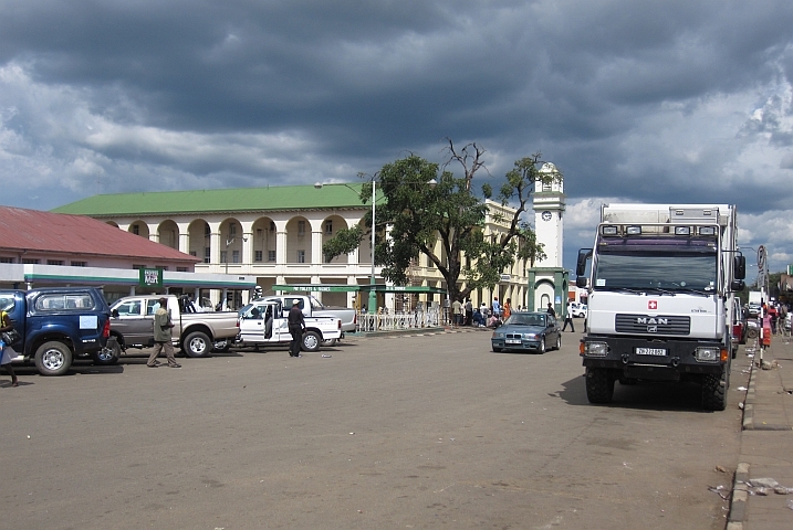 In Gweru kann Obelix f&uuml;r einmal sch&ouml;n mitten in der Stadt parkieren (Simbabwe)