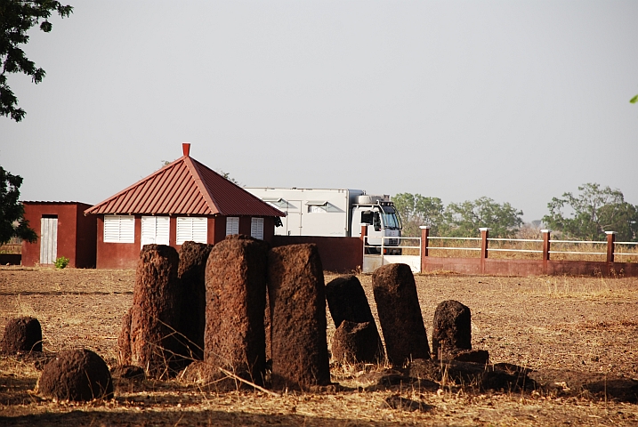 Noch ein Hinkelstein f&uuml;r Obelix? Menhire bei Sine Ngay&egrave;ne und Obelix (Senegal)