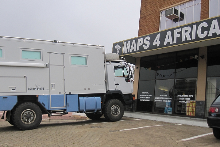Obelix vor dem Maps 4 Africa Shop in Johannesburg (S&uuml;dafrika)