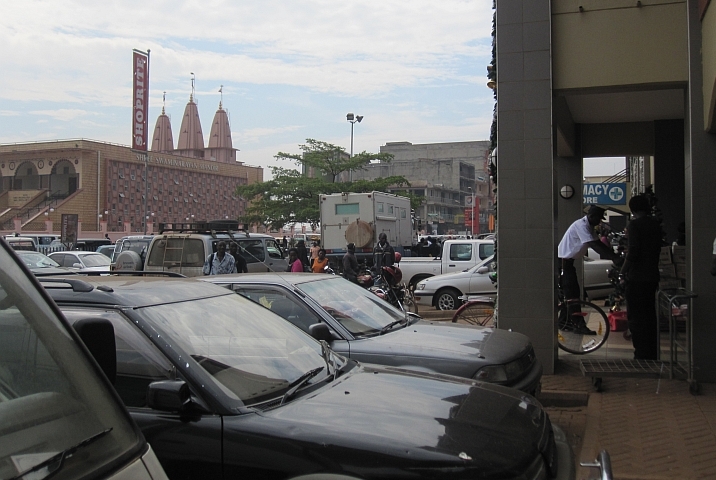 Obelix auf einem ziemlich engen und &uuml;berf&uuml;llten Parkplatz in Kampala (Uganda)