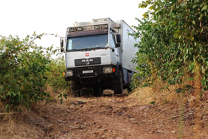 Obelix f&auml;hrt in Guinea &uuml;ber Stock und Stein