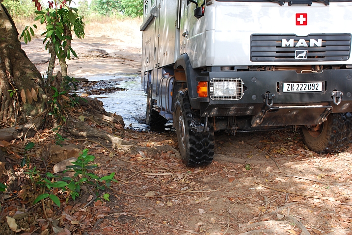 Ein kleines Fussbad h&auml;lt die Reifen von Obelix k&uuml;hl... (Guinea)