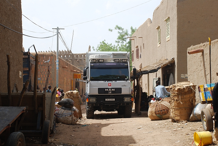 Obelix muss sich ganz sch&ouml;n schlank machen durch die schmalen Gassen von Djenn&eacute; (Mali)