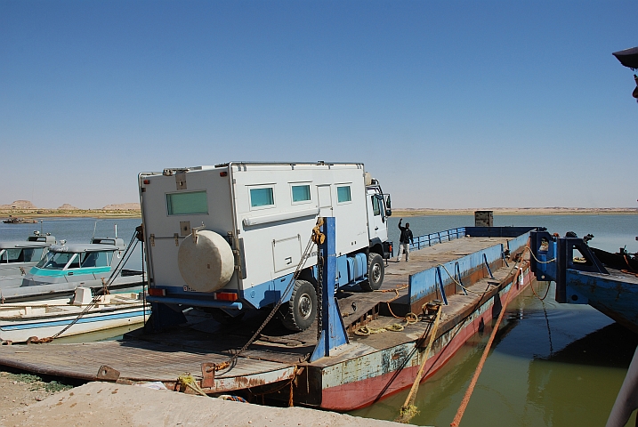 Obelix f&auml;hrt auf die F&auml;hre, die ihn von Wadi Halfa (Sudan) nach Aswan (&Auml;gypten) bringen soll