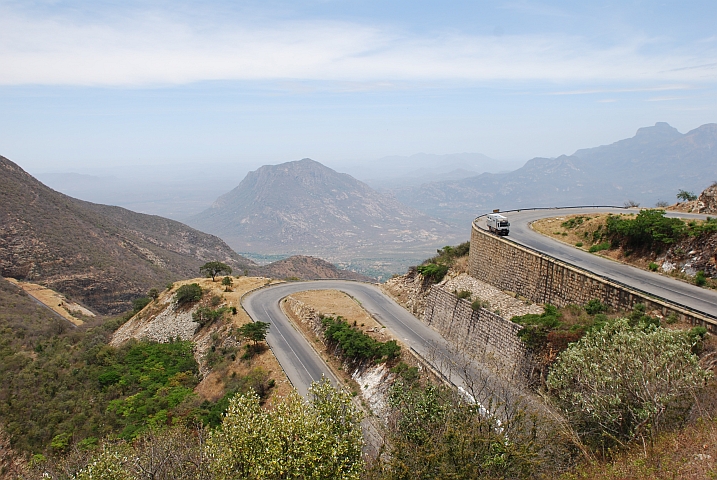 Obelix in der &ldquo;Leba&ldquo; bei Lubango: Das ist ja fast wie in der Schweiz mit all diesen Kehren! (Angola)
