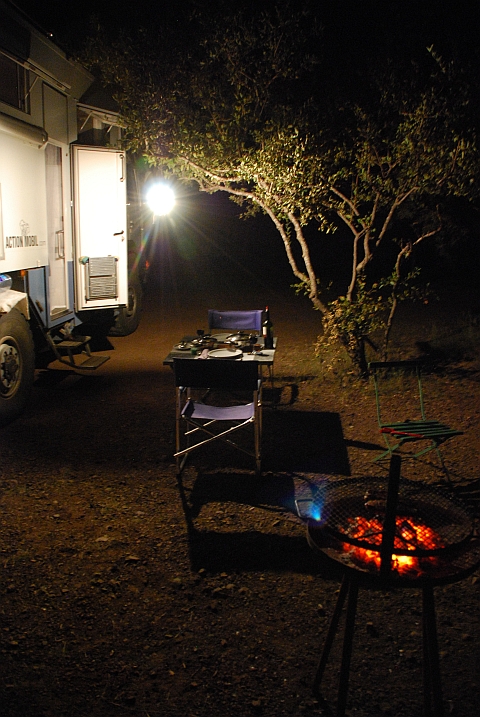 Obelix abends im petrollampenerleuchteten Camp in Balule (Kr&uuml;ger N.P., S&uuml;dafrika)