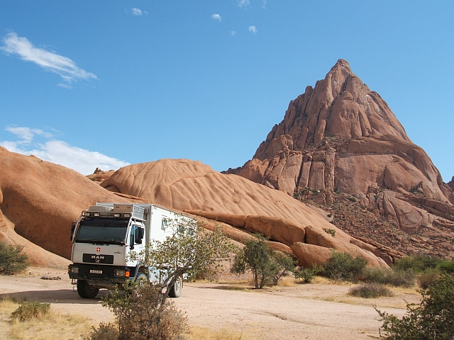 Obelix mit der Spitzkoppe im Hintergrund (Namibia)